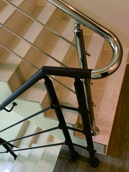 Comparison of stainless steel stair handrail elbow primary color polishing and baking paint
